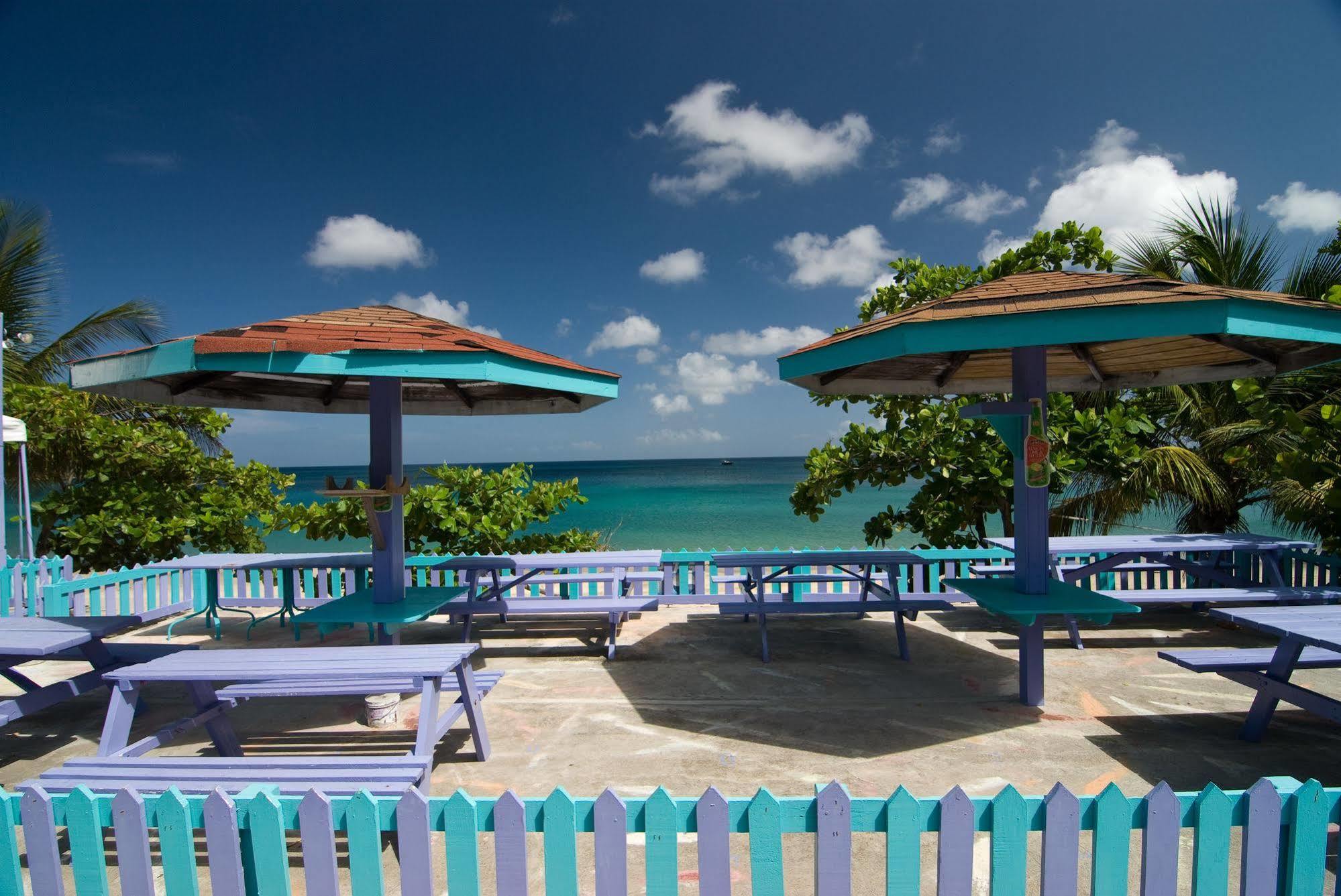 Keegans Beachside Hotel Bequia Island Exterior foto