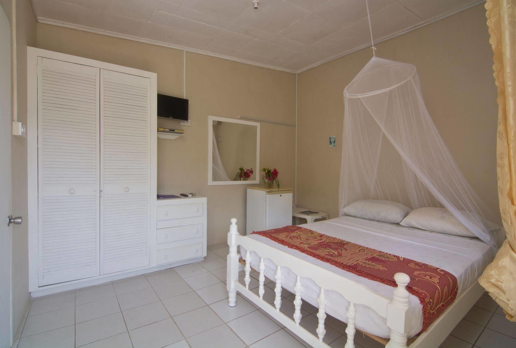 Keegans Beachside Hotel Bequia Island Exterior foto