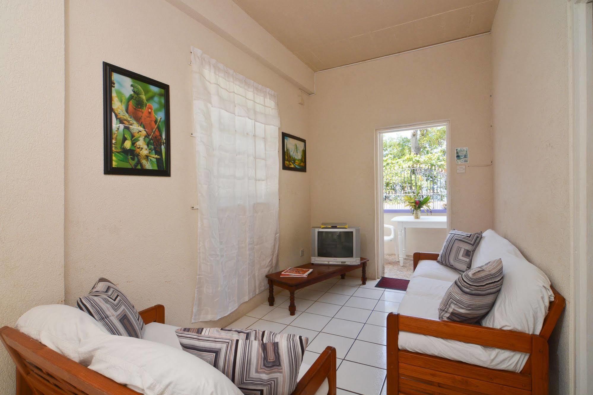 Keegans Beachside Hotel Bequia Island Exterior foto