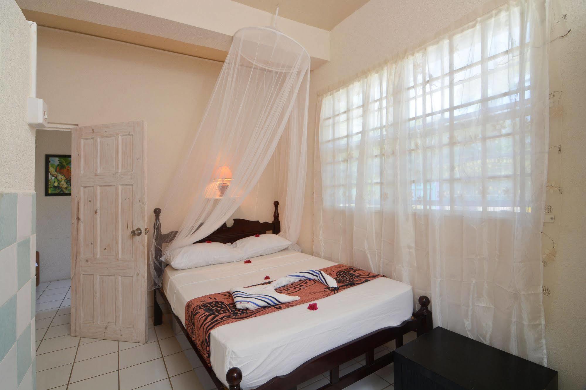 Keegans Beachside Hotel Bequia Island Exterior foto