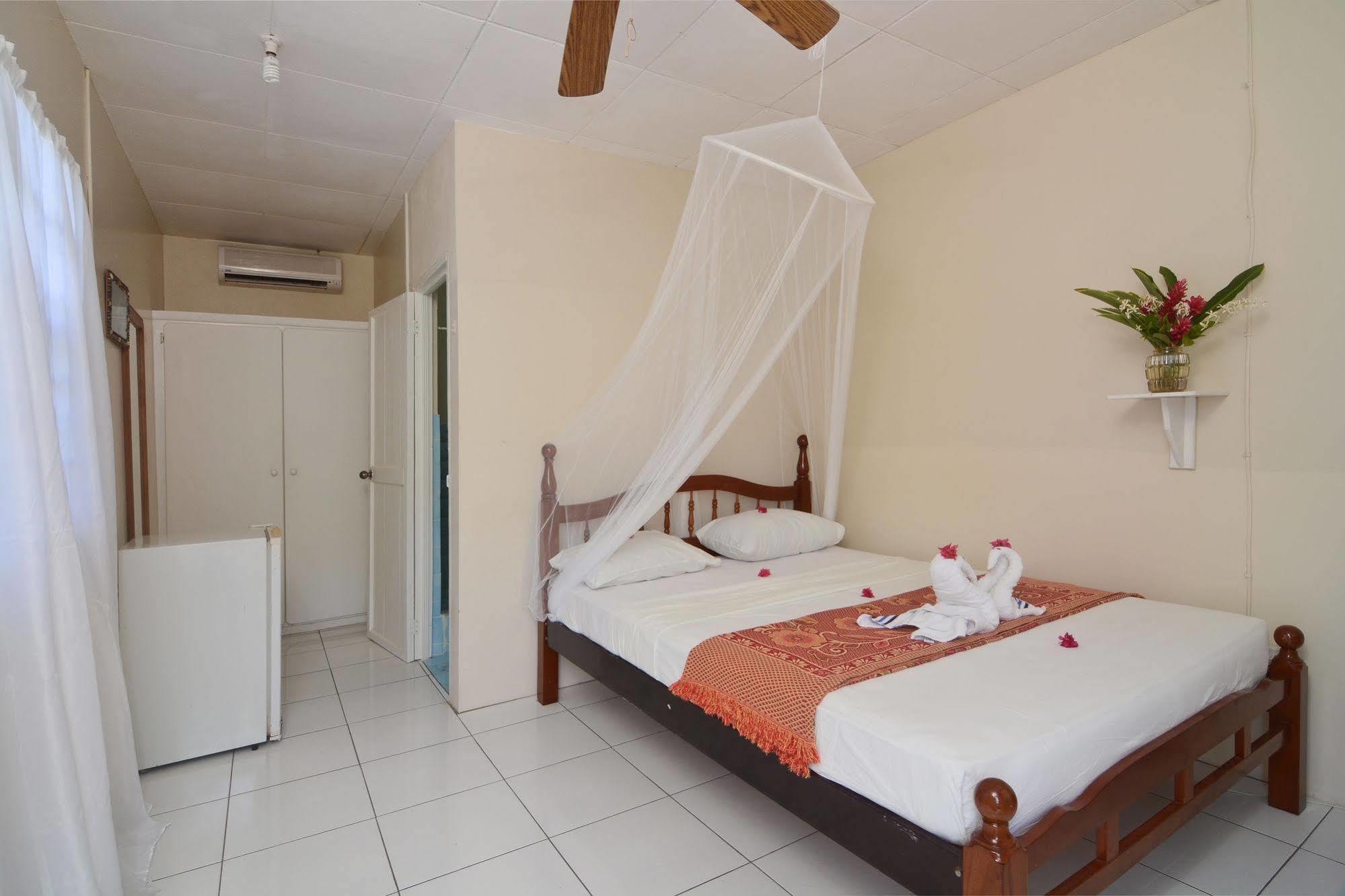 Keegans Beachside Hotel Bequia Island Exterior foto