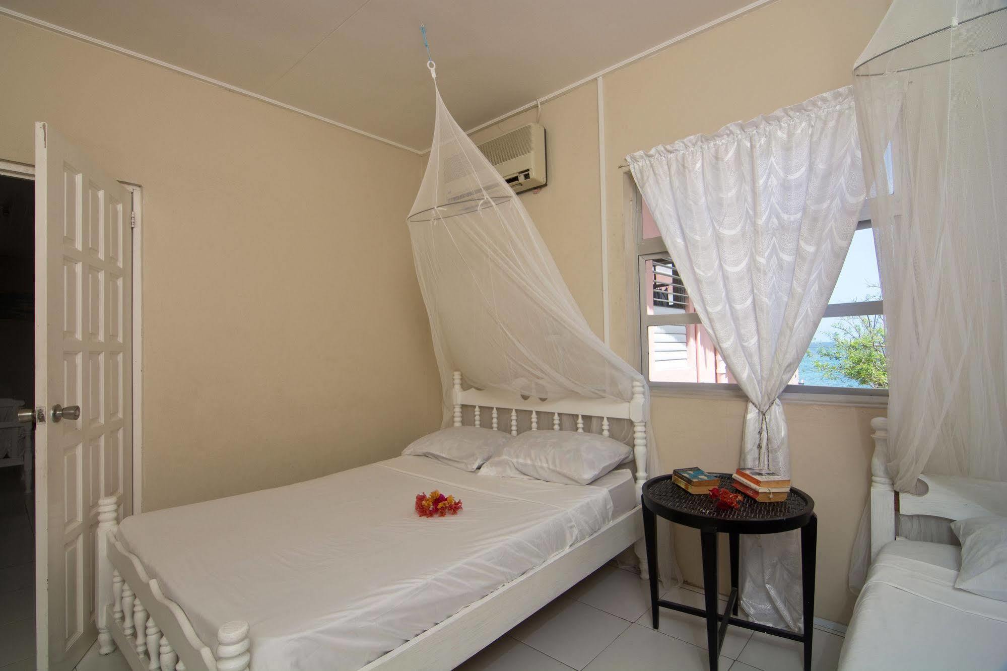 Keegans Beachside Hotel Bequia Island Exterior foto